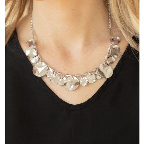 GLISTEN Closely Silver Necklace